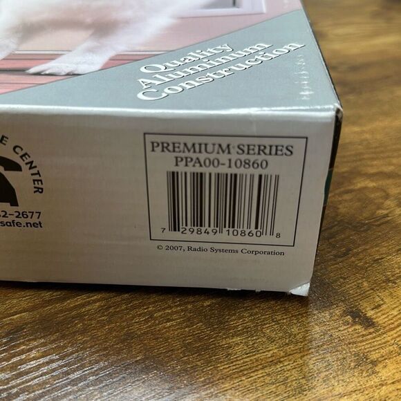 PetSafe Freedom Aluminum Pet Door Medium Dogs Up To 40lbs 8 1/8 11 3/4 Opening - Picture 7 of 7